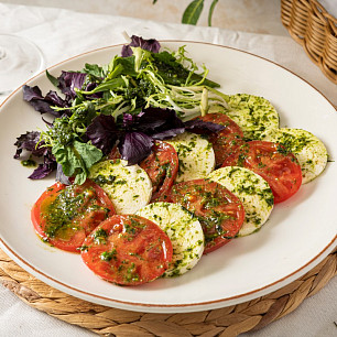Салат с томатами, тархуном и имеретинским сыром