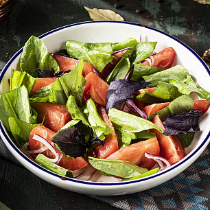 Салат из спелых томатов с щавелем и базиликом