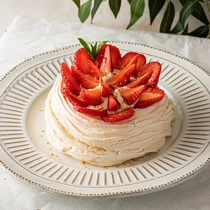 Павлова с клубникой