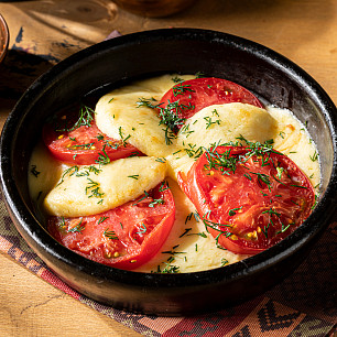 Жареный сыр Сулугуни со свежими помидорами