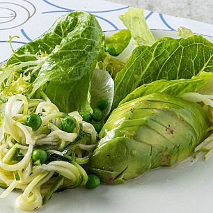 Зеленый салат с авокадо и спагетти из кабачка